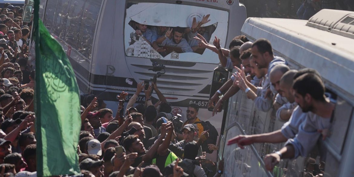 Thousands of Palestinians Cheer as Israel Releases Gaza Prisoner