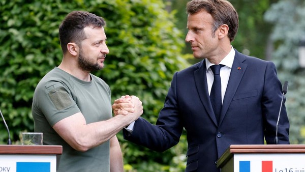 Zelensky Calls Macron to Request More Missile Support to Counter Russia